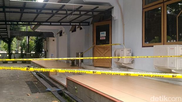 Penampakan kantor DPRD Pekalongan kini digaris polisi usai terbakar, Sabtu (21/12/2024). Foto diambil Minggu (22/12/2024).
