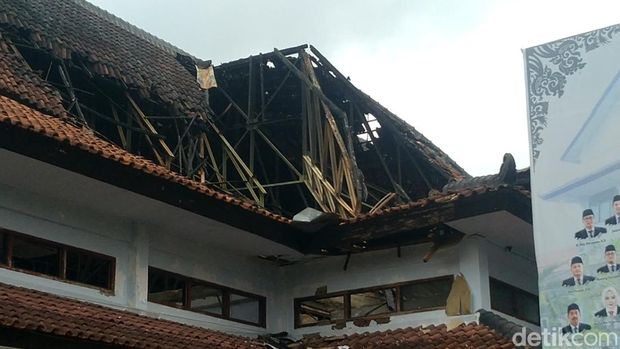 Penampakan kantor DPRD Pekalongan kini digaris polisi usai terbakar, Sabtu (21/12/2024). Foto diambil Minggu (22/12/2024).