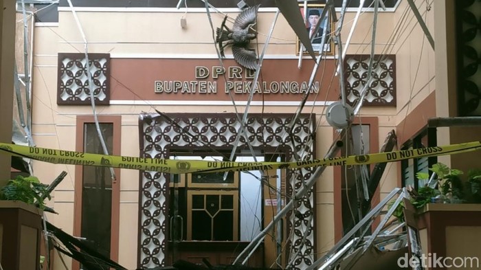Penampakan kantor DPRD Pekalongan kini digaris polisi usai terbakar, Sabtu (21/12/2024). Foto diambil Minggu (22/12/2024).