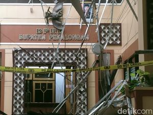 Penampakan Kantor DPRD Pekalongan Hangus Terbakar Digaris Polisi