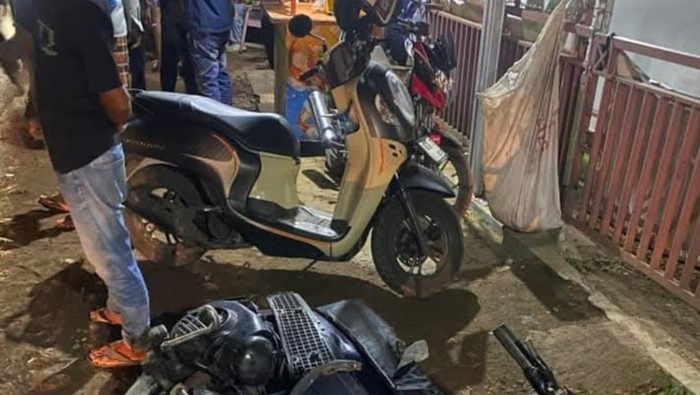 Penampakan vespa hancur usai terlibat kecelakaan.