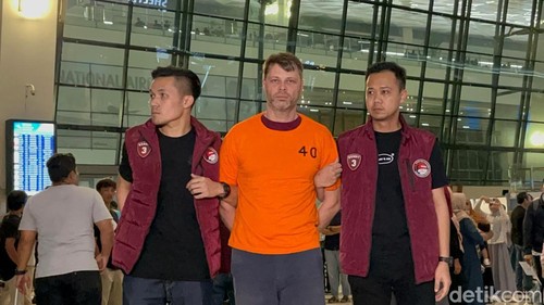 Penangkapan dan penjemputan, Roman Nazarenko, DPO Red Notice Bandar Narkoba dari Bangkok Thailand di Bandara Soetta, Tangerang, Minggu (22/12/2024). Nazarenko adalah bos lab narkoba rahasia di Bali. (Ondang/detikcom)
