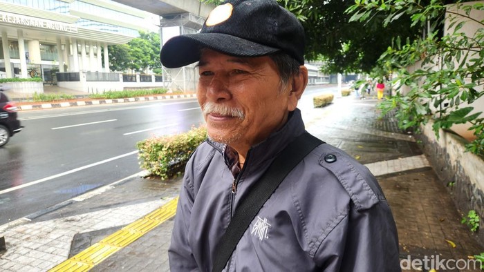 Pengguna TransJakarta koridor 1, Adam (51) (Adrial/detikcom).