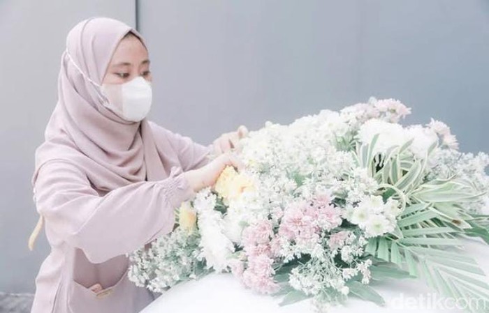 Perajin buket bunga di Sidoarjo kebanjiran pesanan saat Hari Ibu