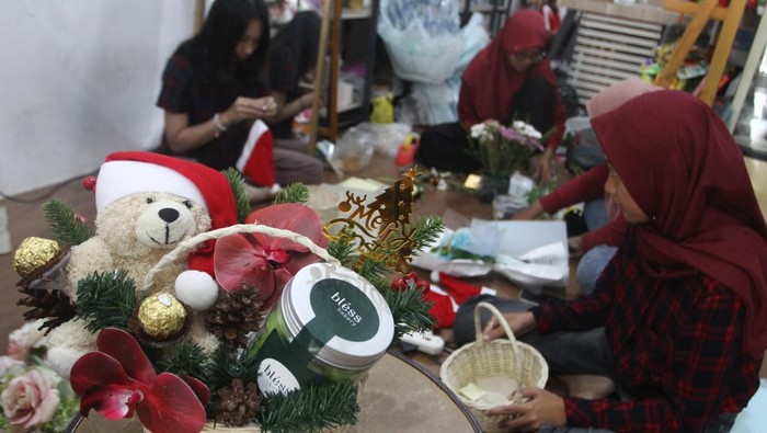 Pengusaha parsel membuat bingkisan Natal di rumah produksi FunnysFlow, Ngawi, Jawa Timur, Jumat (20/12/2024). Pengusaha parsel setempat mengatakan menjelang perayaan Natal permintaan bingkisan melalui pasar digital meningkat dari 10 paket menjadi 15 paket per hari dan dijual ke berbagai daerah dengan harga Rp165 ribu hingga Rp250 ribu per paket. ANTARA FOTO/Ari Bowo Sucipto/rwa.