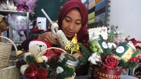 Pengusaha parsel membuat bingkisan natal di rumah produksi FunnysFlow, Ngawi, Jawa Timur, Jumat (20/12/2024).