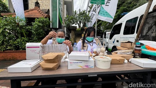 Petugas BBPOM di Denpasar mengecek sampel makanan yang dijual di stan Denpasar Festival 2024, Minggu (22/12/2024). (Foto: Ni Made Lastri Karsiani Putri/detikBali)