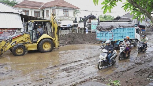 Petugas BPBD saat melakukan penanganan bencana akibat cuaca ekstrem di Karangasem, Bali. (Foto: Dok. BPBD Karangasem)