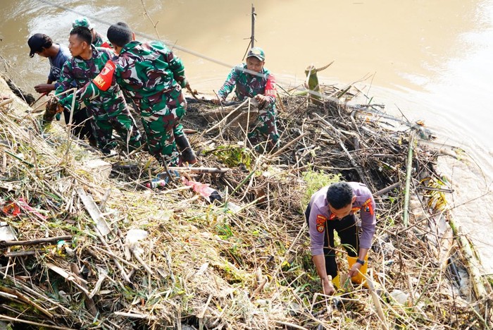 Petugas gabungan membersihkan Sungai Tempuran Ponorogo