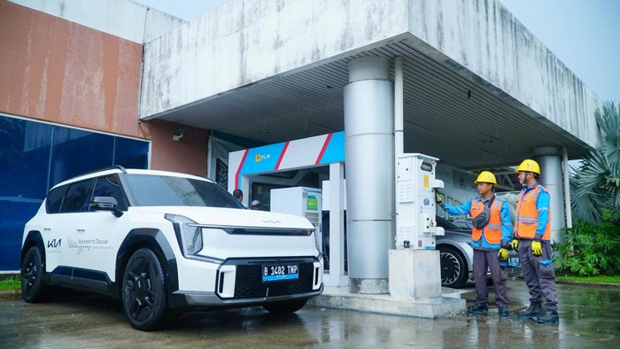 Petugas PLN sedang mengecek SPKLU di Sumsel.