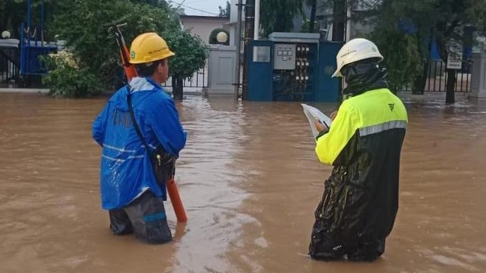Petugas PLN siaga guna memastikan keamanan listrik agar masyarakat terhindar dari bahaya dalam kondisi banjir di Kabupaten Pangkep.