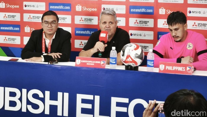 Pelatih Filipina Alberto Capellas, saat konferensi pers di Stadion Manahan Solo, Sabtu (21/12/2024).