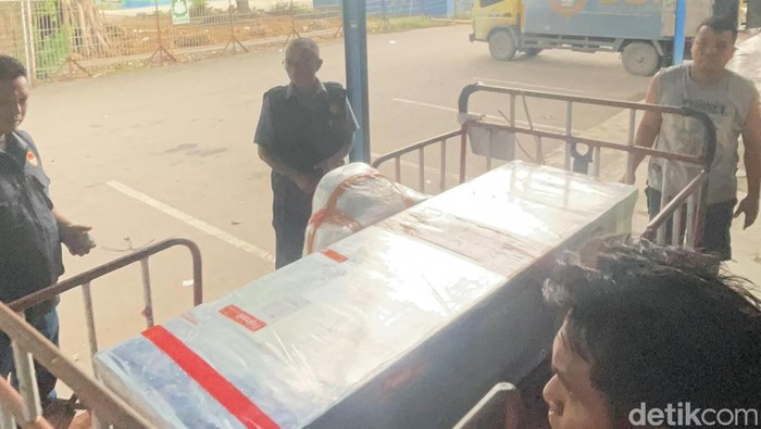 PMI Ilegal Meninggal Jenazah PMI ke 124 asal Kabupaten TTU, NTT, saat tiba di Bandara El Tari Kupang, Minggu (22/12/2024). (Dok. BP3MI NTT).