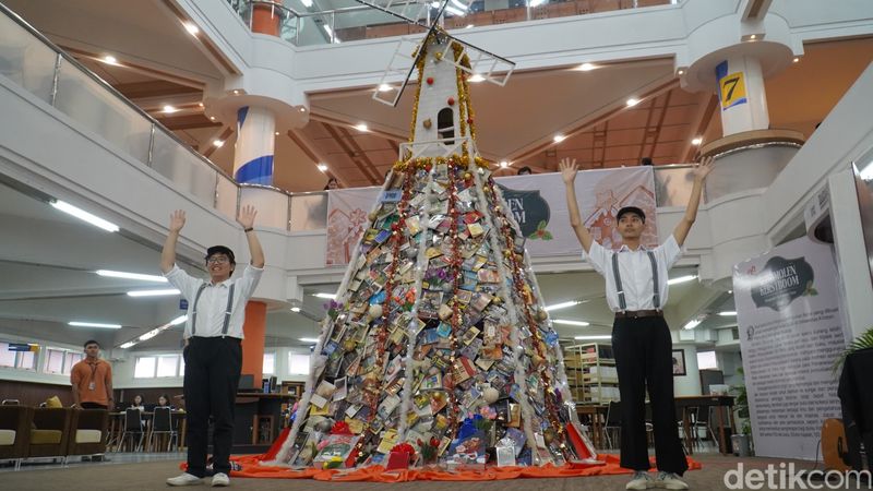 Pohon Natal unik dari buku di Perpustakaan Petra Christian University (PCU)