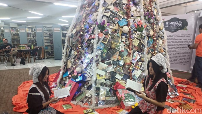 Pohon Natal unik dari buku di Perpustakaan Petra Christian University (PCU)