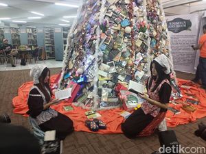 Unik! Perpustakaan PCU Hadirkan Pohon Natal dari Buku hingga Majalah