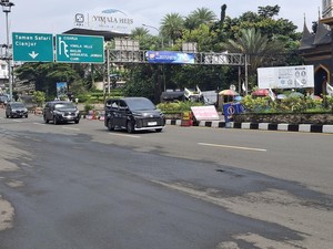 Polisi Terapkan One Way Arah Jakarta di Jl Raya Puncak Bogor Siang Ini