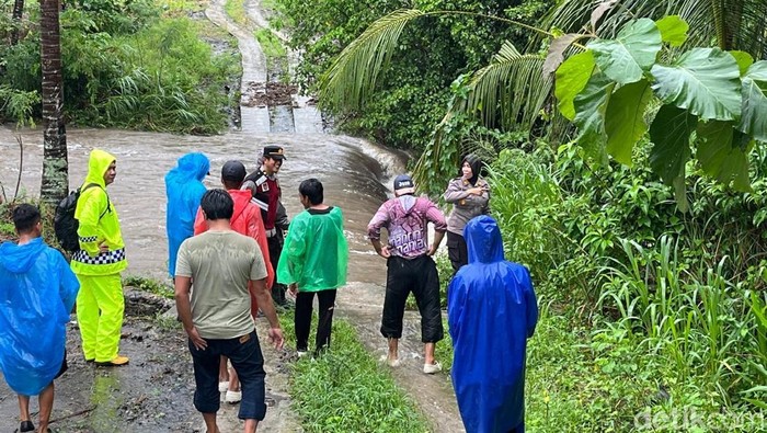 Polisi melakukan pencarian terhadap warga Dusun Ajangale, Desa Turu Cinnae, Lamuru, Bone.
