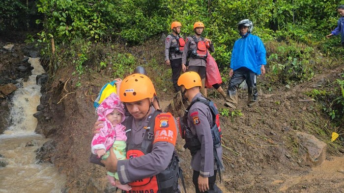 Polri bergerak cepat mendirikan posko hingga mengevakuasi dan membantu warga terdampak banjir di Sulawesi Selatan.