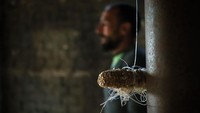 Benang nilon yang tajam dipakai untuk memotong papirus tipis-tipis.  