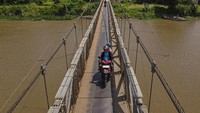 Jembatan gantung tersebut menjadi pilihan bagi masyarakat setempat, sebab mampu memangkas waktu tempuh menuju tiga Kecamatan di Kabupaten Konawe yakni Kecamatan Kapoiala, Morosi, dan Bondoala. 