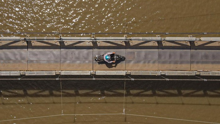 Potret Jembatan Gantung untuk Pangkas Waktu di Konawe Foto udara jembatan gantung Laosu di Kecamatan Kapoiala, Kabupaten Konawe, Sulawesi Tenggara, Minggu (22/12/2024). Jembatan sepanjang 120 meter dengan lebar 2 meter yang dibangun Balai Pelaksanaan Jalan Nasional (BPJN) Sulawesi Tenggara dengan anggaran sebesar Rp4,7 miliar tersebut menjadi pilihan bagi masyarakat setempat sebab mampu memangkas waktu tempuh menuju tiga Kecamatan di Kabupaten Konawe yakni Kecamatan Kapoiala, Morosi dan Bondoala.