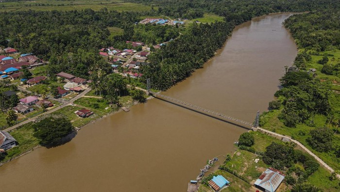 Potret Jembatan Gantung untuk Pangkas Waktu di Konawe Foto udara jembatan gantung Laosu di Kecamatan Kapoiala, Kabupaten Konawe, Sulawesi Tenggara, Minggu (22/12/2024). Jembatan sepanjang 120 meter dengan lebar 2 meter yang dibangun Balai Pelaksanaan Jalan Nasional (BPJN) Sulawesi Tenggara dengan anggaran sebesar Rp4,7 miliar tersebut menjadi pilihan bagi masyarakat setempat sebab mampu memangkas waktu tempuh menuju tiga Kecamatan di Kabupaten Konawe yakni Kecamatan Kapoiala, Morosi dan Bondoala.