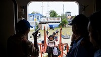 Ada juga penumpang yang naik ke KM Prince Soya di Pelabuhan Samarinda, Kalimantan Timur.