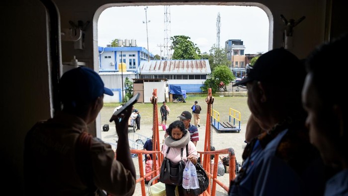 Potret Pelabuhan Samarinda Dipadati Pemudik Libur Nataru 2024-2025 Sejumlah penumpang memenuhi geladak KM Prince Soyadi Pelabuhan Samarinda, Kalimantan Timur, Minggu (22/12/2024). Menurut data Kesyahbandaran dan Otoritas Pelabuhan (KSOP) Kelas I Samarinda, jumlah penumpang arus mudik Natal dan Tahun Baru 2025 yang berangkat dan tiba di Samarinda menumpang KM Prince Soya dan KM Queen Soya sebanyak 2.165 penumpang. ANTARA FOTO/M Risyal Hidayat/Spt