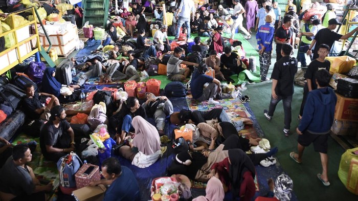 Sejumlah penumpang memenuhi geladak KM Prince Soyadi Pelabuhan Samarinda, Kalimantan Timur, Minggu (22/12/2024). Menurut data Kesyahbandaran dan Otoritas Pelabuhan (KSOP) Kelas I Samarinda, jumlah penumpang arus mudik Natal dan Tahun Baru 2025 yang berangkat dan tiba di Samarinda menumpang KM Prince Soya dan KM Queen Soya sebanyak 2.165 penumpang. ANTARA FOTO/M Risyal Hidayat/Spt