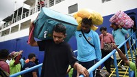 Sejumlah penumpang turun dari KM Queen Soya yang bersandar di Pelabuhan Samarinda, Kalimantan Timur, Minggu (22/12/2024).