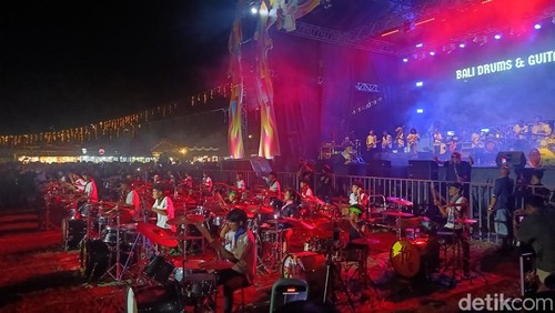 Puluhan drummer dan gitaris menggebrak panggung Denpasar Festival ke-17 di Lapangan Puputan Badung, Minggu (22/12/2024) malam. (Foto: Ni Made Lastri Karsiani Putri/detikBali)