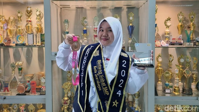 Queen Risma Setya Azzahra (15), siswi SMP Al-Hikmah Surabaya