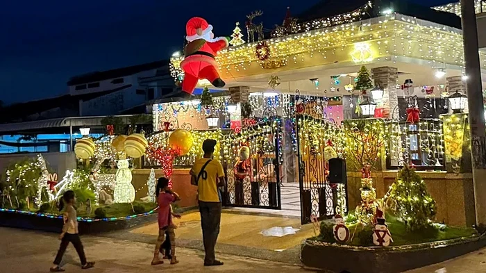 Rumah dengan hiasan natal yang viral