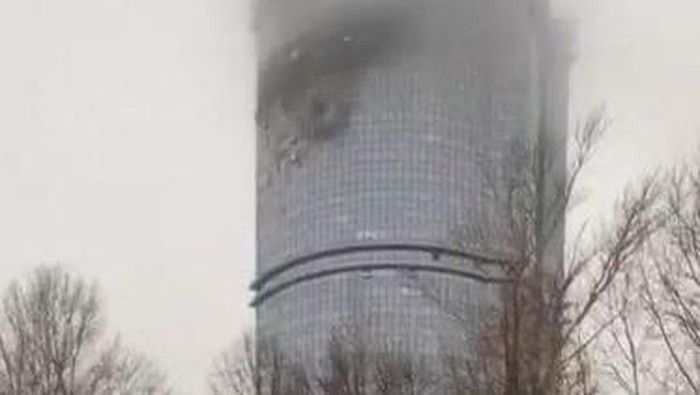 In this video grab taken from a handout footage released on the official Telegram account of the Mayors Office of Kazan on December 21, 2024, local officials stand in front of a damaged residential building following a drone attack in Kazan, amid the ongoing Russian-Ukrainian conflict. (Photo by Handout / Telegram / @kzn_official / AFP) / RESTRICTED TO EDITORIAL USE - MANDATORY CREDIT AFP PHOTO / TELEGRAM ACCOUNT @kzn_official - NO MARKETING NO ADVERTISING CAMPAIGNS - DISTRIBUTED AS A SERVICE TO CLIENTS
