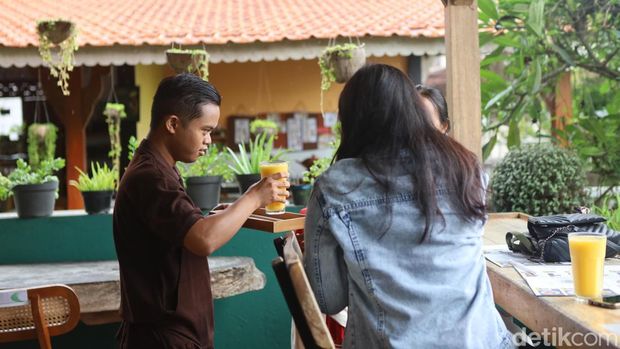 Salah satu pegawai difabel saat melayani tamu di Piduh Charity Cafe, Bedulu, Kecamatan Blahbatuh, Gianyar, Bali, Rabu (11/12/2024). (Foto: Firga Raditya Pamungkas/detikBali)
