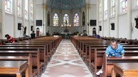 Tidak hanya patung, tempat duduk hingga lantai gereja juga dibersihkan. 