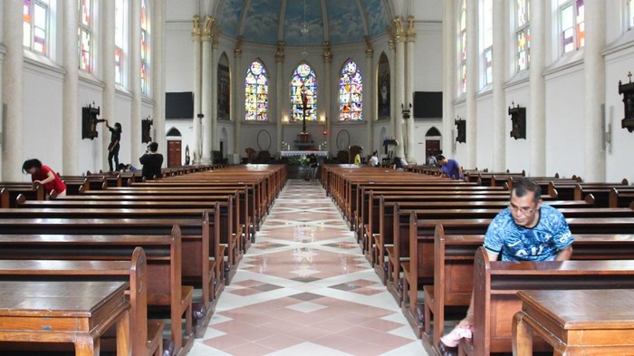 Perayaan Natal 2024 tinggal beberapa hari lagi. Menjelang perayaan, umat kristiani kerja bakti bersih-bersih Gereja Katolik Kelahiran Santa Perawan Maria, Surabaya.