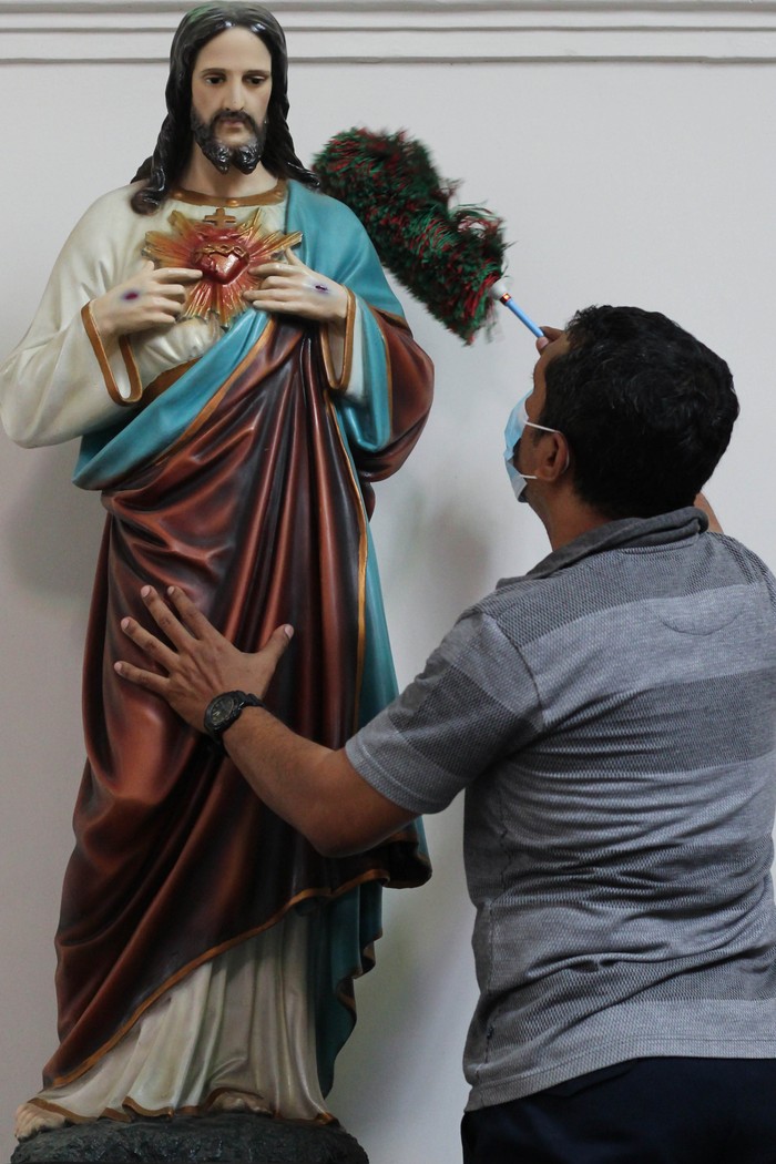 Sambut Natal 2024, Umat Kristiani Kerja Bakti Bersihkan Gereja Perayaan Natal 2024 tinggal beberapa hari lagi. Menjelang perayaan, umat kristiani kerja bakti bersih-bersih Gereja Katolik Kelahiran Santa Perawan Maria, Surabaya.