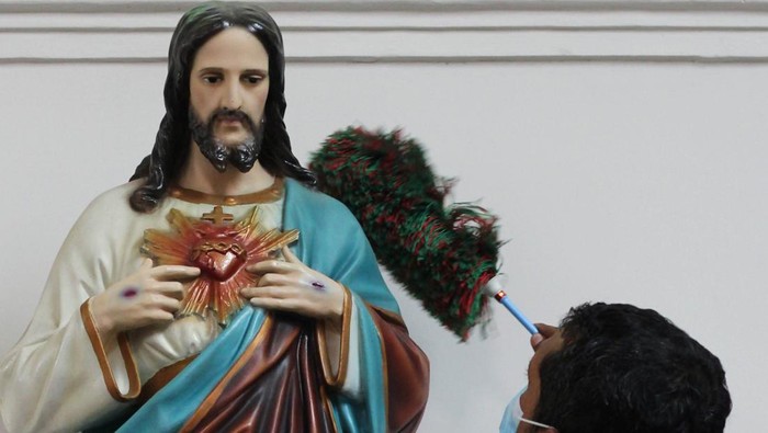 Perayaan Natal 2024 tinggal beberapa hari lagi. Menjelang perayaan, umat kristiani kerja bakti bersih-bersih Gereja Katolik Kelahiran Santa Perawan Maria, Surabaya.