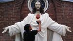 Sambut Natal 2024, Umat Kristiani Kerja Bakti Bersihkan Gereja