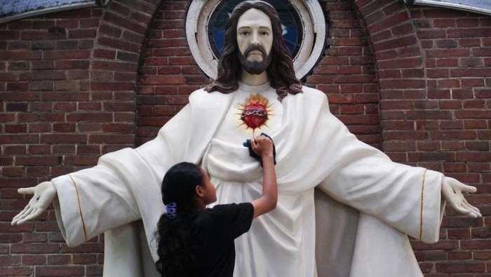 Sambut Natal 2024, Umat Kristiani Kerja Bakti Bersihkan Gereja Perayaan Natal 2024 tinggal beberapa hari lagi. Menjelang perayaan, umat kristiani kerja bakti bersih-bersih Gereja Katolik Kelahiran Santa Perawan Maria, Surabaya.