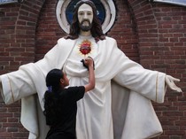 Sambut Natal 2024, Umat Kristiani Kerja Bakti Bersihkan Gereja