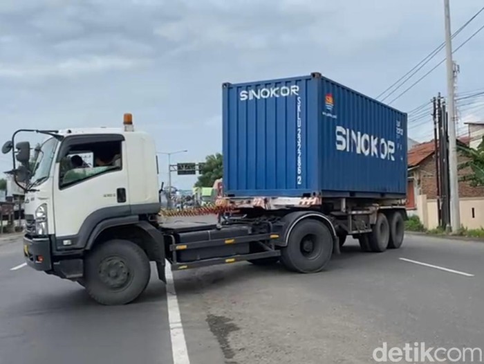 Satlantas Polres Kendal melakukan penyekatan truk di jalur Pantura perbatasan Kendal-Batang, Minggu (22/12/2024).