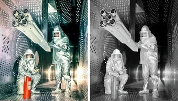 Dua insiyur NASAmenguji coba model skala roket Saturnus I di terowongan angin pada 1960-an. Foto: Mario Unger/Brightside