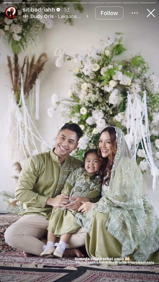 Momen pengajian tersebut diunggah Siti Badriah ke akun Instagramnya. Dari Story yang dibagikan terlihat Siti bersama suami dan putri pertamanya, Xarena, tampil kompak mengenakan busana berwarna hijau. Foto: Instagram/@sitibadriah