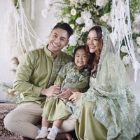 Momen pengajian tersebut diunggah Siti Badriah ke akun Instagramnya. Dari Story yang dibagikan terlihat Siti bersama suami dan putri pertamanya, Xarena, tampil kompak mengenakan busana berwarna hijau. Foto: Instagram/@sitibadriah