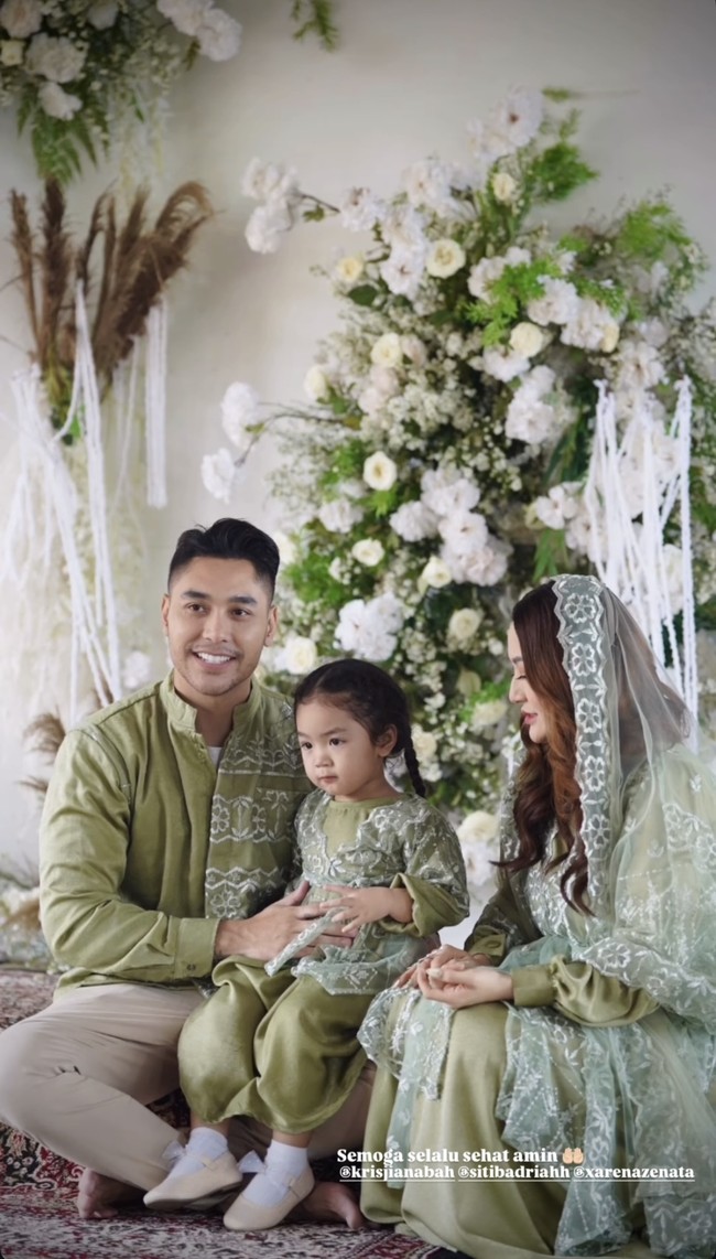 Wanita yang akrab disapa Sibad itu diketahui belum lama ini terpaksa harus kehilangan salah satu janin kembar yang dikandungnya. Hal itu dikarenakan salah satu janin tersebut tumbuh di luar rahim. Foto: Instagram/@sitibadriah