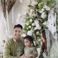 Wanita yang akrab disapa Sibad itu diketahui belum lama ini terpaksa harus kehilangan salah satu janin kembar yang dikandungnya. Hal itu dikarenakan salah satu janin tersebut tumbuh di luar rahim. Foto: Instagram/@sitibadriah