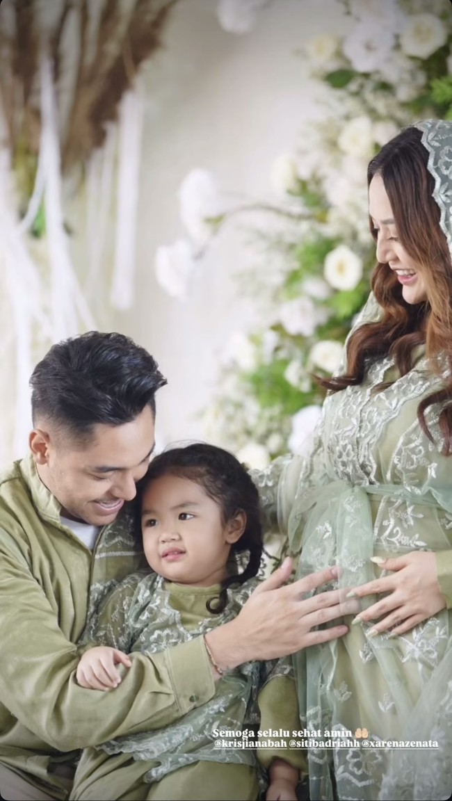 Baby bump di perut Siti Badriah yang sudah mulai terlihat juga tak kalah jadi sorotan. Diketahui saat ini usia kandungan Siti Badriah sudah memasuki trimester dua. Foto: Instagram/@sitibadriah